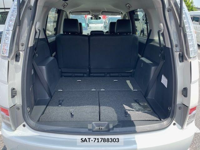 Toyota ISIS 2012-08 7219969-26