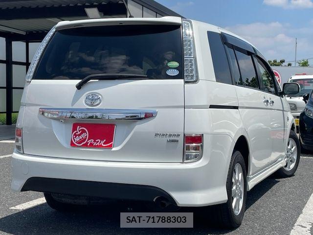 Toyota ISIS 2012-08 7219969-2