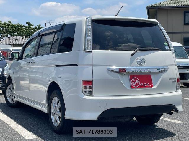 Toyota ISIS 2012-08 7219969-4