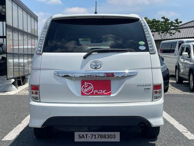 Toyota ISIS 2012-08 7219969-7