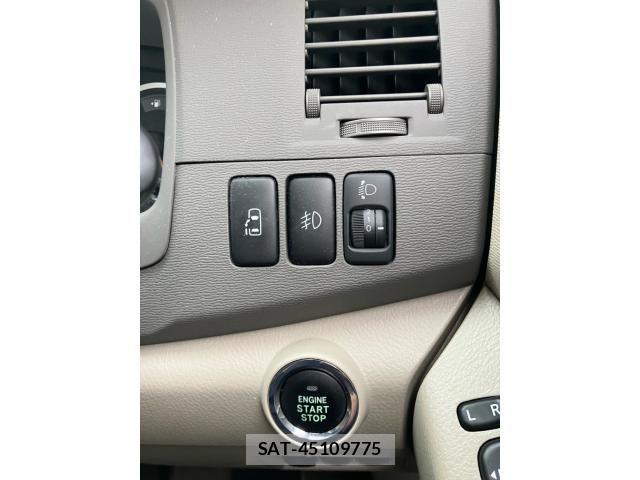 Toyota ISIS 2010-01 7327615-17