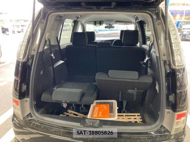 Toyota ISIS 2011-07 7392447-20