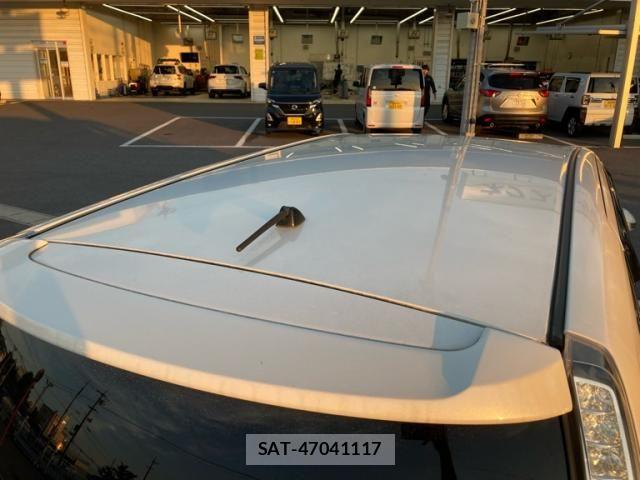 Toyota ISIS 2011-08 7454987-9