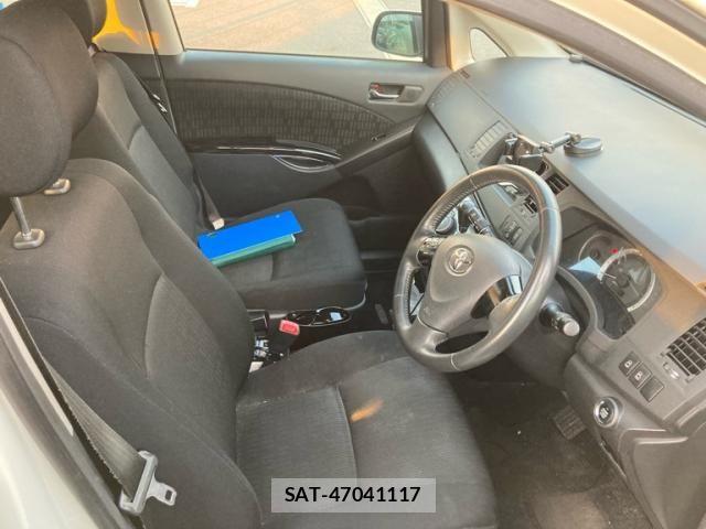 Toyota ISIS 2011-08 7454987-10