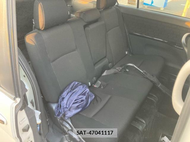 Toyota ISIS 2011-08 7454987-11