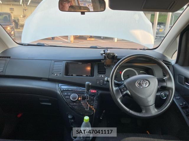 Toyota ISIS 2011-08 7454987-12