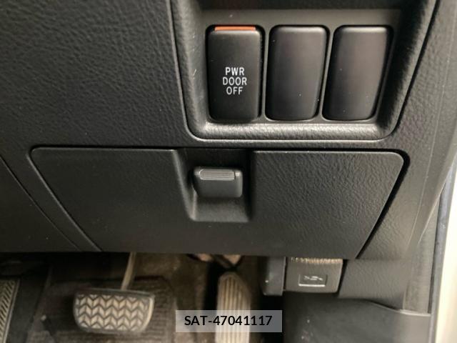 Toyota ISIS 2011-08 7454987-17