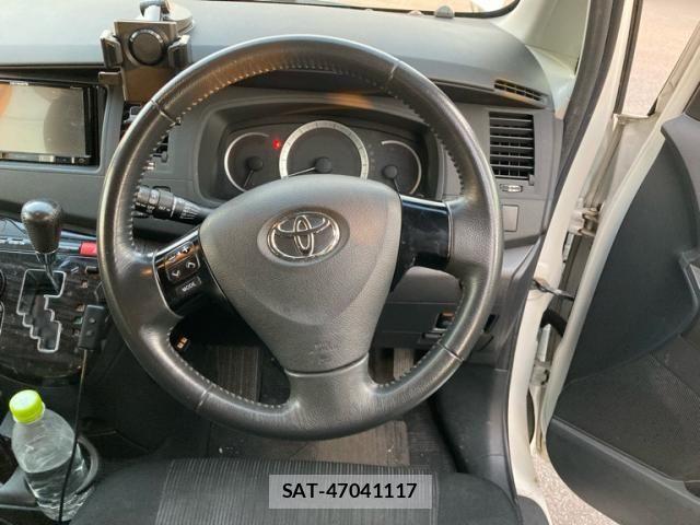 Toyota ISIS 2011-08 7454987-18