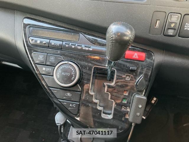 Toyota ISIS 2011-08 7454987-20