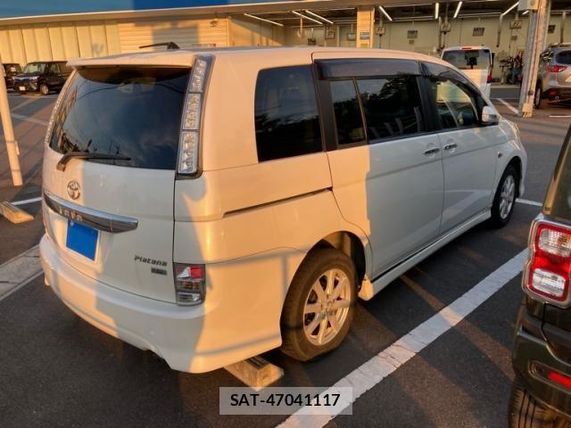 Toyota ISIS 2011-08 7454987-2
