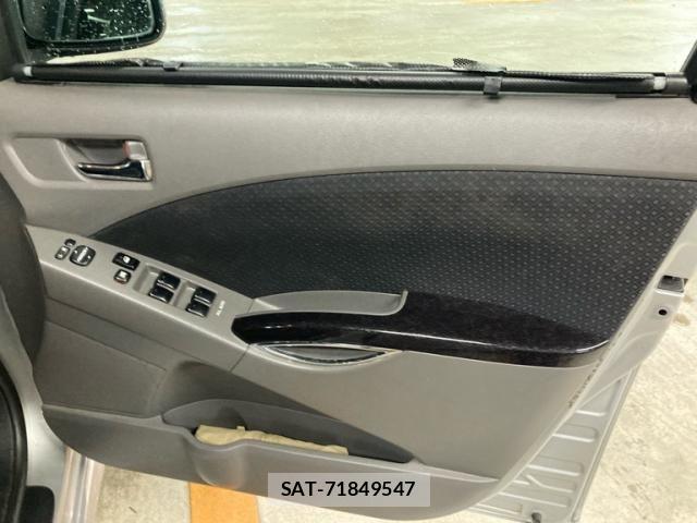 Toyota ISIS 2006-07 7617204-10