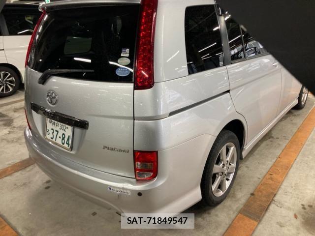 Toyota ISIS 2006-07 7617204-3