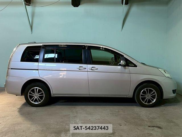 Toyota ISIS 2013-06 7724354-11