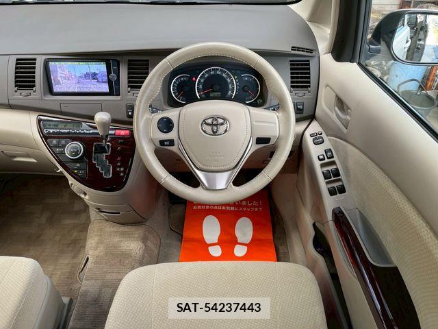 Toyota ISIS 2013-06 7724354-12
