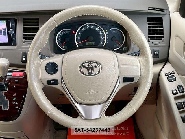Toyota ISIS 2013-06 7724354-14
