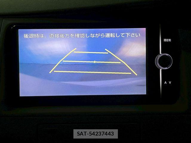 Toyota ISIS 2013-06 7724354-17