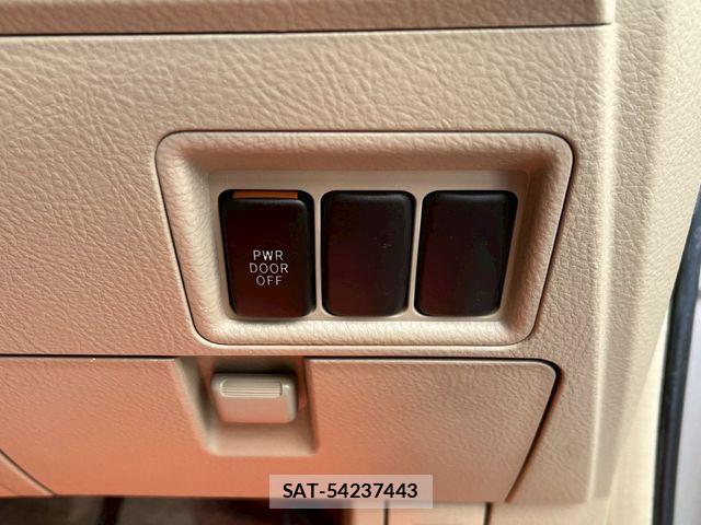Toyota ISIS 2013-06 7724354-18