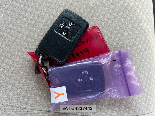 Toyota ISIS 2013-06 7724354-22