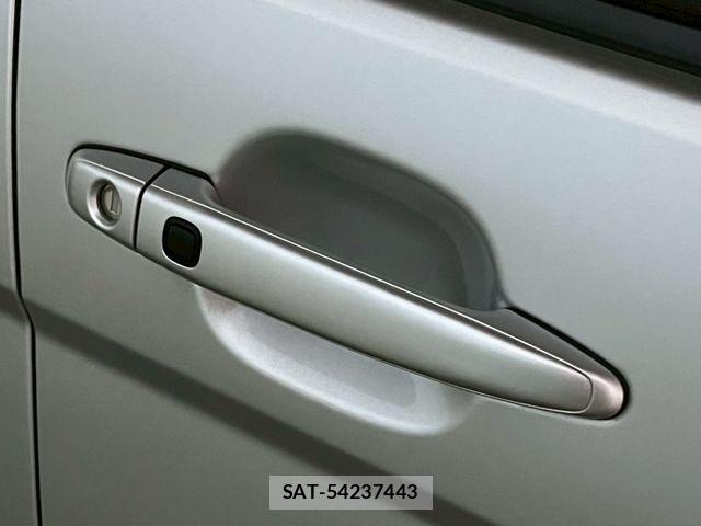 Toyota ISIS 2013-06 7724354-23