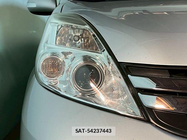 Toyota ISIS 2013-06 7724354-25