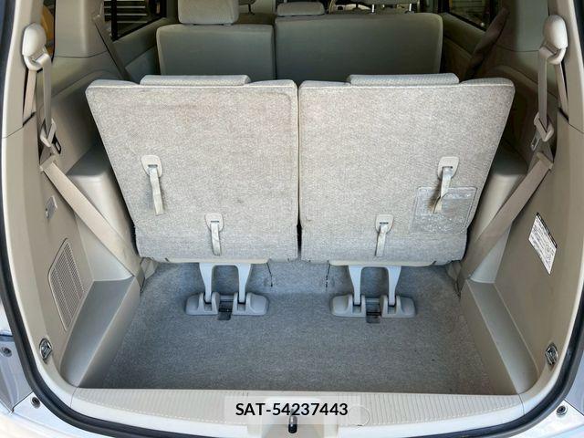 Toyota ISIS 2013-06 7724354-27