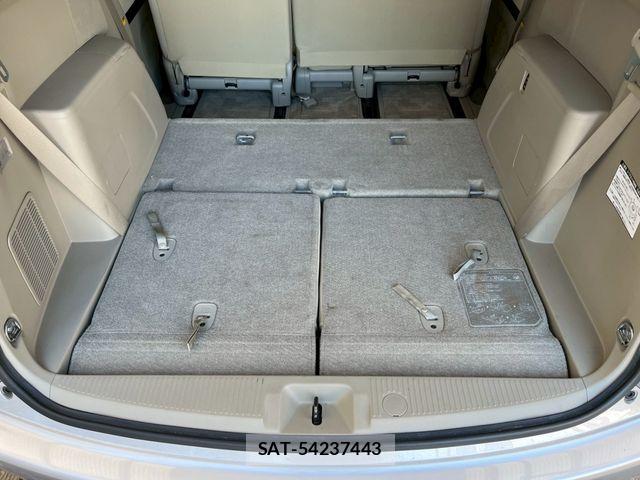 Toyota ISIS 2013-06 7724354-28