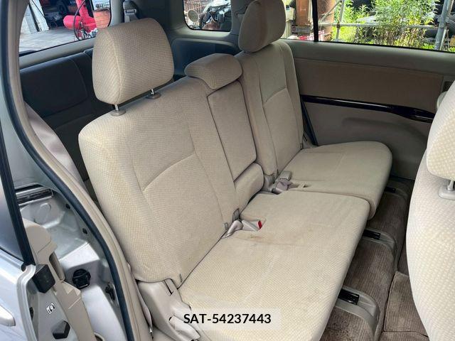 Toyota ISIS 2013-06 7724354-4
