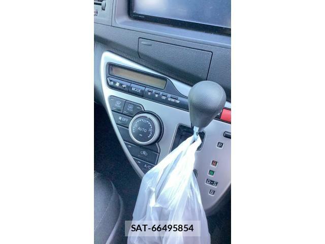 Toyota ISIS 2012-12 8074122-15
