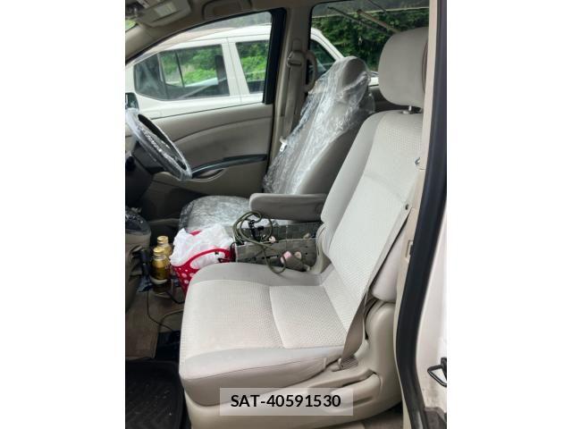 Toyota ISIS 2010-04 8099748-13