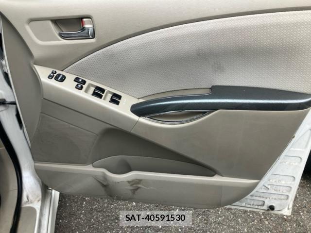 Toyota ISIS 2010-04 8099748-14