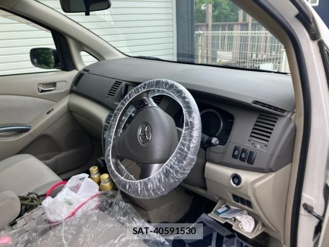 Toyota ISIS 2010-04 8099748-15