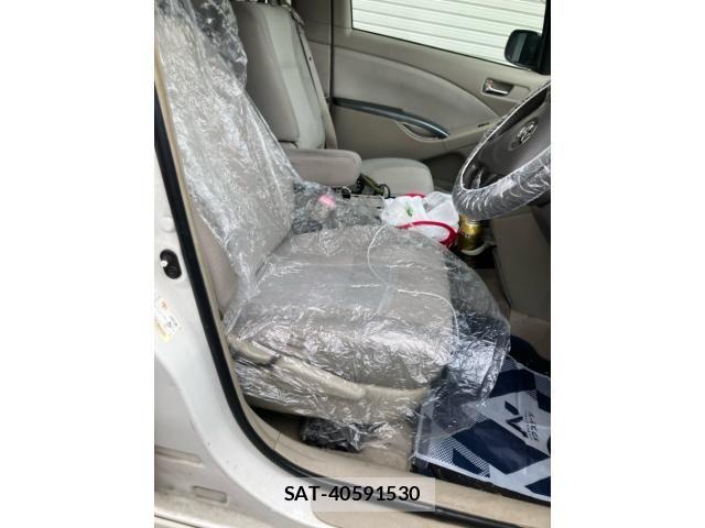Toyota ISIS 2010-04 8099748-16