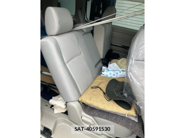 Toyota ISIS 2010-04 8099748-17