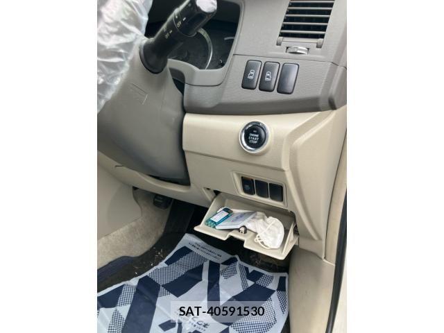 Toyota ISIS 2010-04 8099748-18