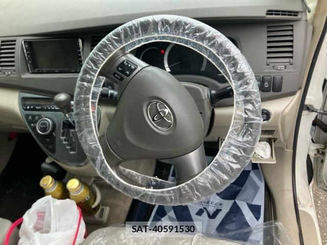 Toyota ISIS 2010-04 8099748-19