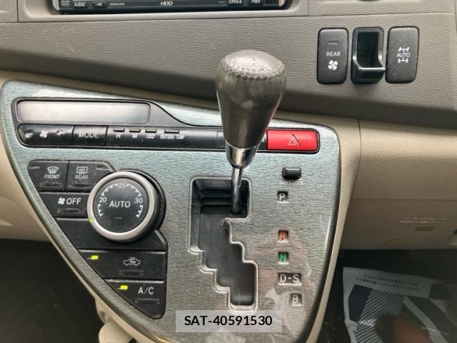 Toyota ISIS 2010-04 8099748-23