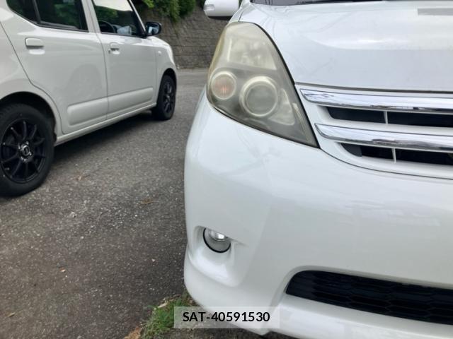 Toyota ISIS 2010-04 8099748-2