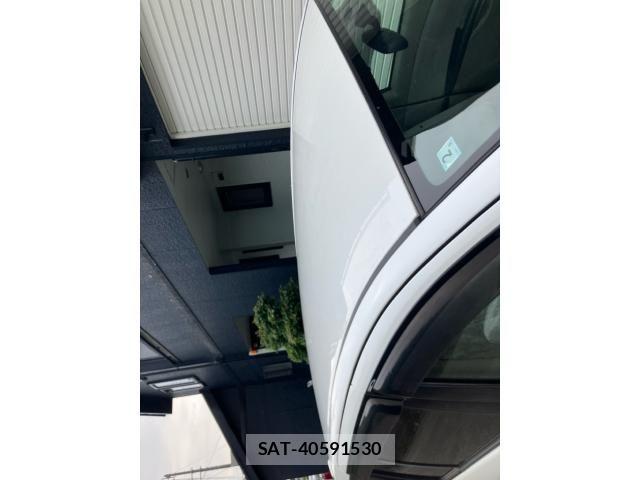 Toyota ISIS 2010-04 8099748-5