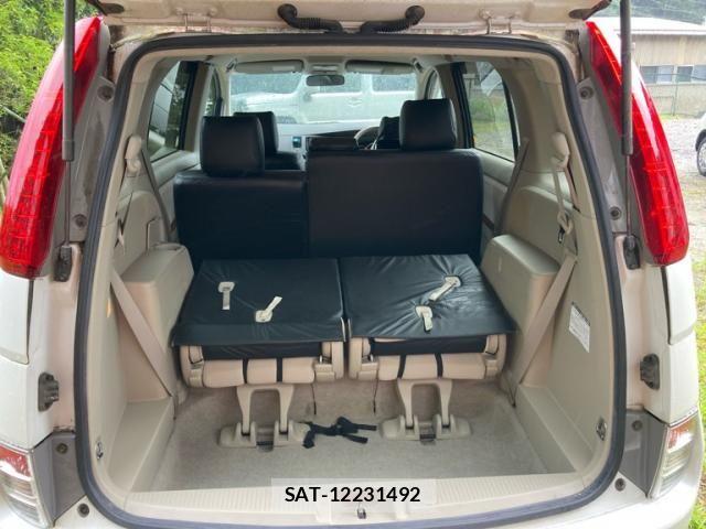 Toyota ISIS 2009-11 8130636-10