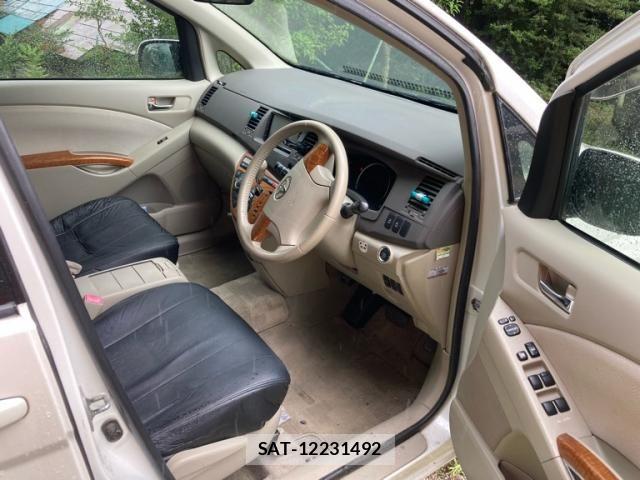 Toyota ISIS 2009-11 8130636-14