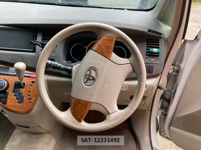 Toyota ISIS 2009-11 8130636-15