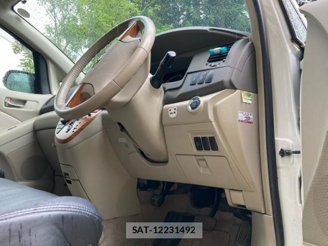 Toyota ISIS 2009-11 8130636-16