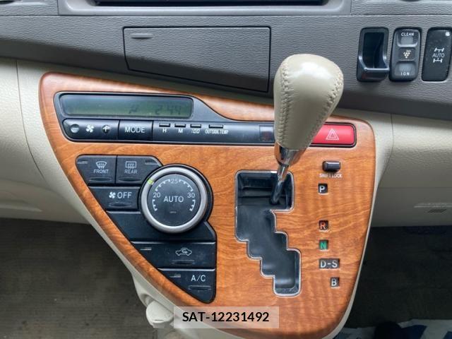 Toyota ISIS 2009-11 8130636-23