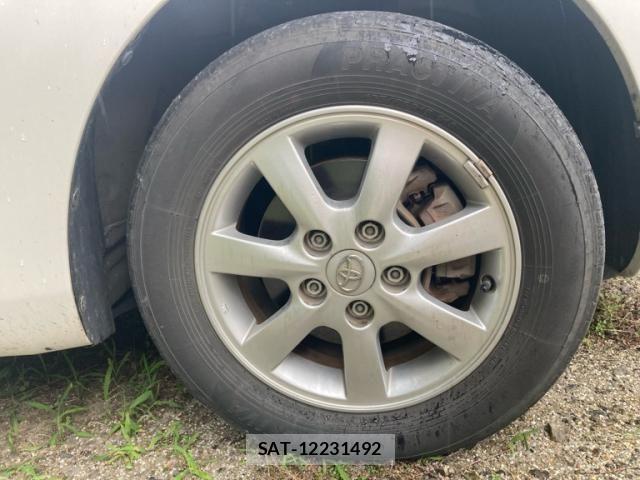 Toyota ISIS 2009-11 8130636-24