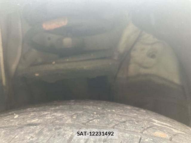 Toyota ISIS 2009-11 8130636-25