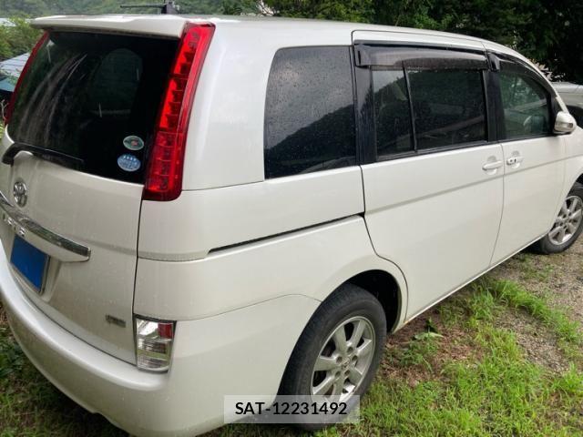 Toyota ISIS 2009-11 8130636-5