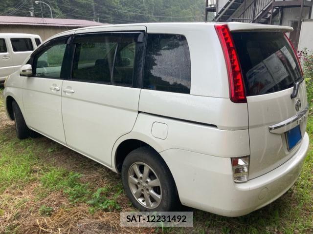 Toyota ISIS 2009-11 8130636-6