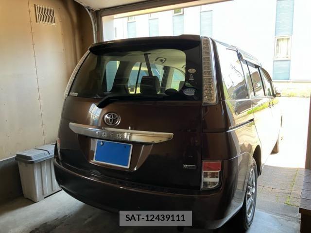 Toyota ISIS 2013-10 8314887-9