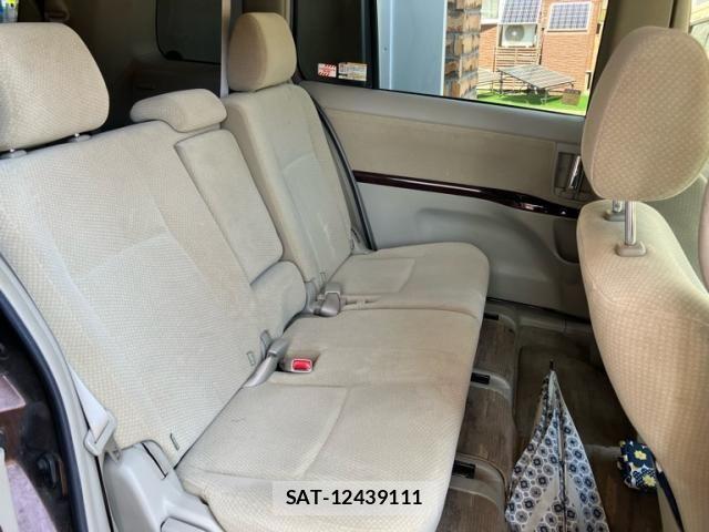 Toyota ISIS 2013-10 8314887-18