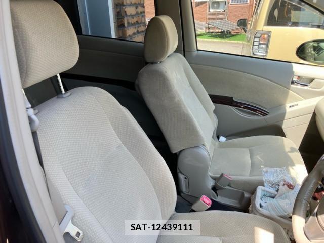 Toyota ISIS 2013-10 8314887-20